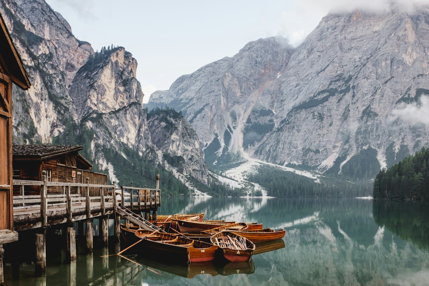 Chalet de bois au bord d'un lac calme, photo d'ambiance